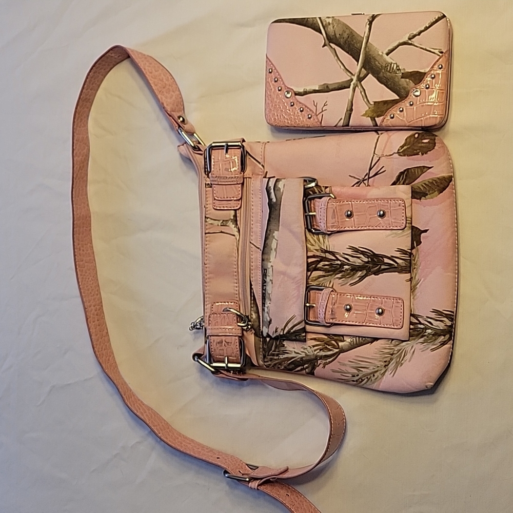 Realtree purse & matching wallet. Pink